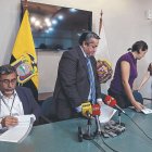 Ramiro García (centro), presidente del Colegio de Abogados de Pichincha, hizo pública su nota de protesta.