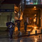 WUHAN. Pocas personas caminaban la noche de ayer por un sector que en tiempos normales es de mucho movimiento.
