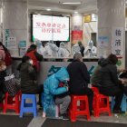 WUHAN. Varias personas hacen filas en una de las áreas de atención en el hospital central de esta ciudad china, donde se dio el primer caso de neumonía.

 CHINA-HEALTH-VIRUS
