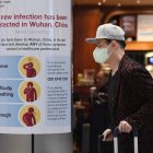 Un hombre con máscarilla arrastra sus maletas por el aeropuerto Heathrow, este viernes, en Londres (Reino Unido).