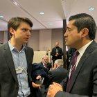 Pierre Dimitri de Uber en conversaciones con el ministro de Economía y Finanzas, Richard Martínez.