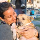Diana Torres posa junto a Bambi (7 años), una de sus consentidas.
