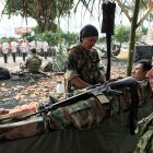 Recreación. un soldado ecuatoriano le cura las heridas a uno de sus compañeros en el campamento. La acción es una dramatización de lo vivido en el Alto Cenepa.