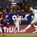 Pervis Estupiñán (i), lateral ecuatoriano del Osasuna, durante el remate de Rubén Rochina, del Levante.