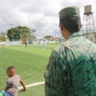 Normalidad. Con la presencia de militares, se creó una escuela de fútbol para niños y jóvenes.