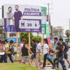 Vista de propaganda del candidato al congreso por el partido político "Acción Popular", Pedro Morales (c), en Lima.
