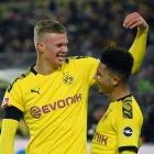 Erling Haaland (i) es felicitado por un compañero luego de marcar el primero de sus doles goles en el triunfo ante el Colonia.