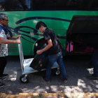 Grupos de ciudadanos venezolanos montan en un autobús, para acogerse al plan de repatriación y volver a Venezuela.