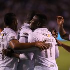 Los jugadores de Liga de Quito celebraron la victoria por 2-0 sobre Fénix de Uruguay, en la jornada amistosa de presentación de la plantilla.