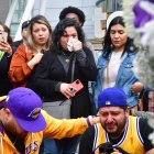 Admiradores de Kobe Bryant lloran por la muerte del basquetbolista.