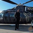 Kobe junto a su helicóptero pintado de gris y negro con su emblema de Mamba en el costado.