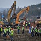 Cientos de obreros trabajan en el sitio de construcción de un nuevo hospital para tratar a pacientes en Wuhan.