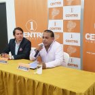 El director ejecutivo, Enrique Menoscal (d), junto al director en Guayaquil del movimiento, Jorge Vélez.