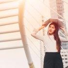 En los momentos de mayor radiación ultravioleta, debes aumentar tus medidas de protección.