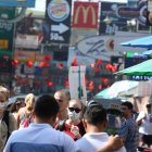 Referencial. Los turistas usan máscaras protectoras mientras caminan en la popular zona turística de Khaosan Road en Bangkok, Tailandia.