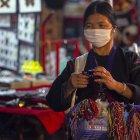 Referencial. Un vendedor espera a un turista chino en un bazar nocturno en la provincia norteña de Chiang Mai, Tailandia.