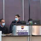 Personal trabaja en el aeropuerto internacional Mariscal Sucre, en Quito, Ecuador.