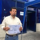 Humberto Salinas acudió hoy 27 de enero hasta la Cnel en Guayaquil para hacer su reclamo.