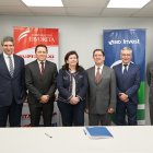 Autoridades de Corporación Favorita y BID Invest fimaron un acuerdo para el desembolso del dinero.