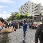 Usuarios del hospital Eugenio Espejo usan mascarillas. Aquí está asilado el caso sospechoso.