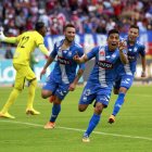 Ángel Mena en uno de sus acostumbrados festejos tras convertir un gol.