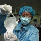 Las fábricas de mascarillas de Taiwán impulsan la producción para satisfacer la creciente demanda causada por el coronavirus.