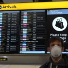 Un hombre usa una mascarilla en la terminal 4 del aeropuerto de Londres.