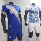 Las camisetas que utilizará Emelec en esta temporada, tienen un estilo moderno.
