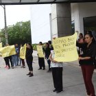 Nuevamente un grupo de padres de familia realizó un plantón en los bajos de la Senescyt para pedir la eliminación de la prueba Ser Bachiller.
