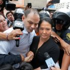 Peruvian politician Keiko Fujimori (R) arrives to a courtroom in Lima, accompanied by her husband Mark Villanella, on January 20, 2020. A Peruvian judge ordered opposition leader Keiko Fujimori to return to prison Tuesday as part of an investigation into Latin America"s sprawling Odebrecht corruption scandal. / AFP / Luka GONZALES

 PERU-JUSTICE-FUJIMORI-DETENTION