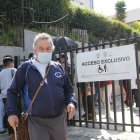 Pacientes y ciudadanos usan mascarilla al ingresar y salir del hospital Eugenio Espejo de Quito, donde está asilado el paciente chino.