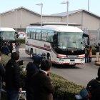 TOKIO. Los autobuses con los japoneses repatriados desde Wuhan, dejan el aeropuerto de la capital japonesa, trasladando a cerca de 200 personas.