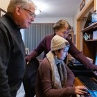 Dan Maccoux, su esposa Cathy y su hija Olivia miran la computadora el pasado 16 de enero.