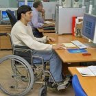 Una persona con discapacidad en una oficina.