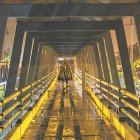 Peligro. Cuando no encuentran otra salida, los moradores se arriesgan a utilizar los pasos en las noches.