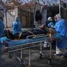 WUHAN. Médicos de uno de los hospitales de esta ciudad traslada a un nuevo paciente, con síntomas de una neumonía.