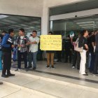 Plantón. Alumnos y familiares se concentran en estos días en los bajos del edificio donde funciona la oficina local de la Senescyt.