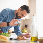 En la dieta incluya pescado y aceite de oliva para mantener a raya su colesterol.