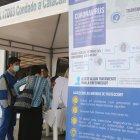Los ciudadanos reciben indicaciones preventivas por el coronavirus.