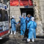 Wuhan. Personal de emergencias traslada desde un apartamento en el centro de esta ciudad a un individuo con síntomas de neumonía china.