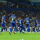 Los eléctricos festejaron el primer gol del partido que facturó el colombiano Alexis Zapata.