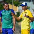 Carlos Garcés (izquierda) recibe las indicaciones del entrenador español Ángel López, previo a la final de la Supercopa.