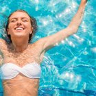 Cabello en la piscina o mar.