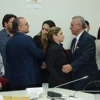 La asambleísta Pinuccia Colamarco (c) saluda con el interpelante Fernado Flores