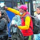 Quito. Un comerciante aprovecha la situación para vender mascarillas al exterior del hospital Eugenio Espejo.