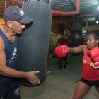 Optimismo. Daniela Camacho (d) entrena fuerte con el profesor Álvarez.  Su sueño es ser campeona nacional.