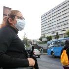 En los exteriores del hospital Eugenio Espejo, en Quito, las personas utilizan mascarillas.