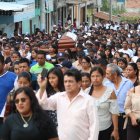 Consternación. El sepelio de una de las víctimas se dio en medio de una mezcla de dolor e indignación popular.