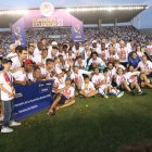 Esteban Paz (c), principal dirigente de los albos, dedicó a su padre, Rodrigo, el triunfo de la Supercopa.