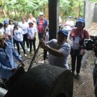 Visitantes. A la localidad llegó un grupo de turistas, quienes asistieron para constatar, cómo preparan la panela.